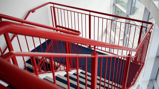 červené zábradlie na schodoch.jpg